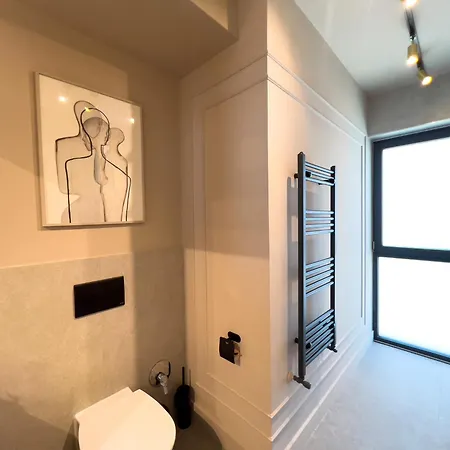 Flh - Art Elegance With Balcony & Free Parking