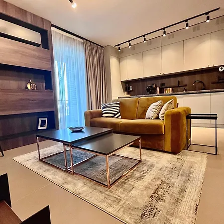 Flh - Art Elegance With Balcony & Free Parking Apartment *